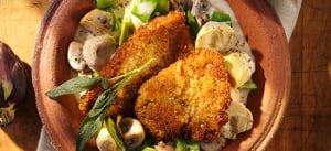 Kalbsschnitzel mit knuspriger Funghi-Panade auf Gemüseragout