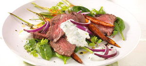 Karotten-Spinatsalat mit Roastbeef und Frühlingskräutercreme