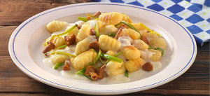 Kartoffelgnocchi in Allgäuer Bergkäsesoße mit Lauch und Pfifferlingen