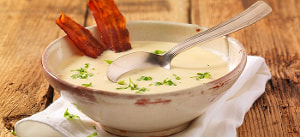 Kartoffel-Knoblauchsuppe mit Specksticks