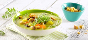 Kartoffel-Kressesuppe mit bunten Karotten