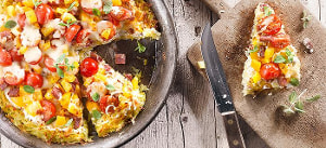 Kartoffelpizza mit Salami und Sauerrahm