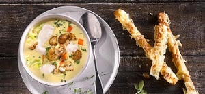 Kartoffelsuppe mit Champignons und Käsesticks