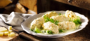 Kasnocken auf Lauchgemüse