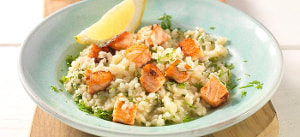 Kerbelrisotto mit gebratenen Lachswürfeln