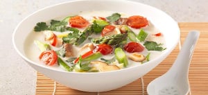 Kokossuppe mit grünem Spargel