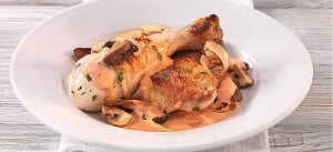 Kräuterhuhn mit Pilzen in cremiger Tomatensoße