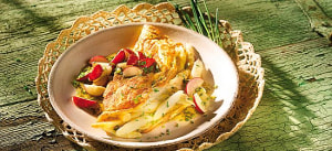 Kräuteromelett mit Spargel in Radieschenvinaigrette