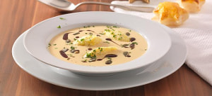 Kürbiscremesuppe mit Ziegenkäseklößchen