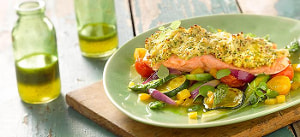 Lachs mit Kräuterkruste auf warmem Gemüsesalat