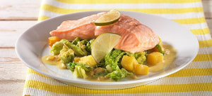 Lachsfilet auf Curry-Mango-Wirsing