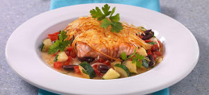 Lachsfilet in der Kartoffelkruste mit Zucchini-Olivensud