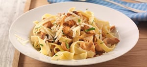 Lauchnudeln mit Cashewkernen und Hähnchenbrust