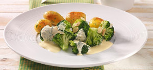 Mandel-Broccoli mit Allgäuer Käsesoße und Petersilienkartoffeln