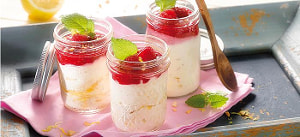 Mandel-Joghurtcreme mit Himbeersoße