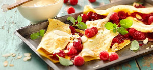 Mandel-Zitronen-Crêpes mit Himbeersugo