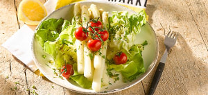 Marinierter Stangenspargel auf Kopfsalatherzen mit Ofentomaten