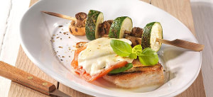 Marinierte Putensteaks mit Zucchini-Champignon-Spieß