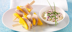 Matjes-Mango-Spieße mit würzigem Zwiebel-Dip