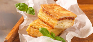 Gebackenes Mozzarella-Pesto-Sandwich