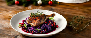 Gänsekeule mit Glühweinsoße und Cranberry-Rotkohl