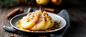 Weihnachtliche Gewürzbirne mit Honig-Zimttopfen