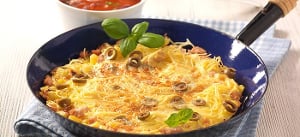 Nudelomelette mit Putenbrust und Tomatensoße