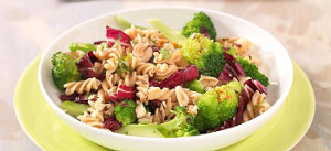 Nudelsalat mit Brokkoli und Haselnüssen