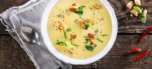 Paprikarahmsuppe mit Zitronenmelisse