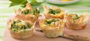 Parmesan-Törtchen mit grünen Erbsen und Zitrone