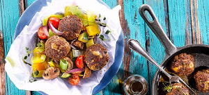 Parmesanfrikadellen mit Ofengemüse