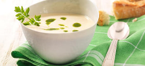 Petersilienwurzelsuppe mit Petersilienöl