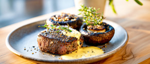Pfeffersteak mit Pilzen vom Grill und Sauce Hollandaise