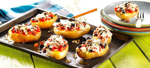 Pizzakartoffeln mit Mozzarella und Salami