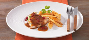 Putenbrust mit Orangen-Preiselbeersoße und karamellisierten Petersilienwurzeln