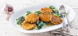 Rahmspinat mit Korn- & Lauch-Bratlingen