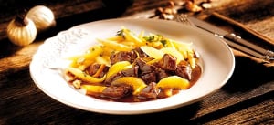 Rehragout in Orangensoße mit Haselnuss-Schupfnudeln