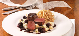 Rehrückenfilet auf Rahmkohlrabi mit Balsamico-Brombeersoße