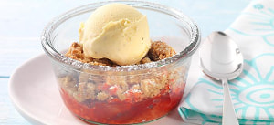 Rhabarber-Crumble mit Vanilleeis