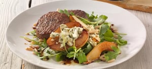 Rindermedaillons und gebratene Gorgonzola-Birne auf Rucolasalat