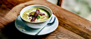 Rosenkohl-Cremesuppe mit Zimtspeck