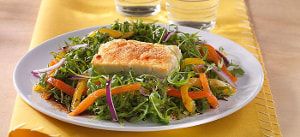 Rucolasalat mit gerösteter Paprika und Schafskäse