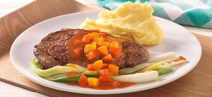 Rumpsteak mit Aprikosen-Tomaten-Salsa und Knoblauch-Kartoffelpüree