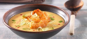 Sauer-scharfe Kokos-Kürbissuppe mit Riesengarnelen »Africa Style«