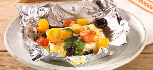 Schafskäse mit Oliven und Tomaten in der Folie gegrillt