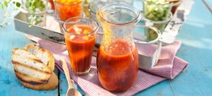 Scharfe Tomaten-Gazpacho mit geräucherter Forelle