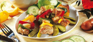 Schaschlikspieße mit pikanter Soße