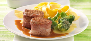 Schweinefilet im Speckmantel mit Brokkoligratin