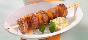 Schweinefiletspieß mit getrockneten Aprikosen und Koriander-Curryquark