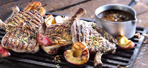 Schweinekoteletts mit gegrillten Äpfeln und Balsamico-Zwiebel-Soße